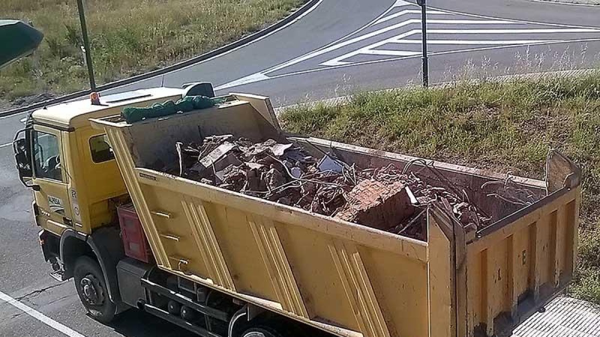 Ninguno de los camiones lleva su carga tapada por el preceptivo toldo.-ECB