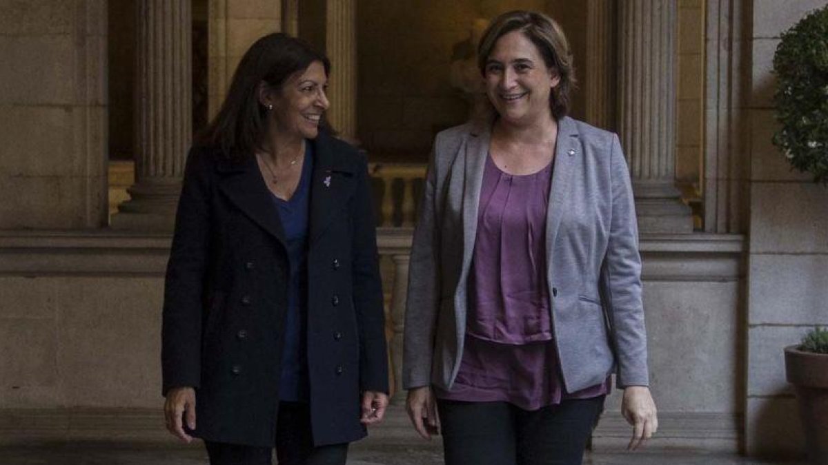Las alcadesas Colau e Hidalgo, en septiembre del 2016.-CARLOS MONTANYES