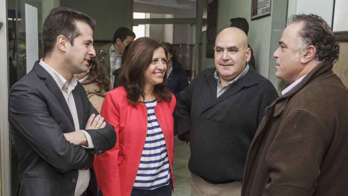 LuisTudanca y Esther Peña conversan con representantes de UGT.-SANTI OTERO