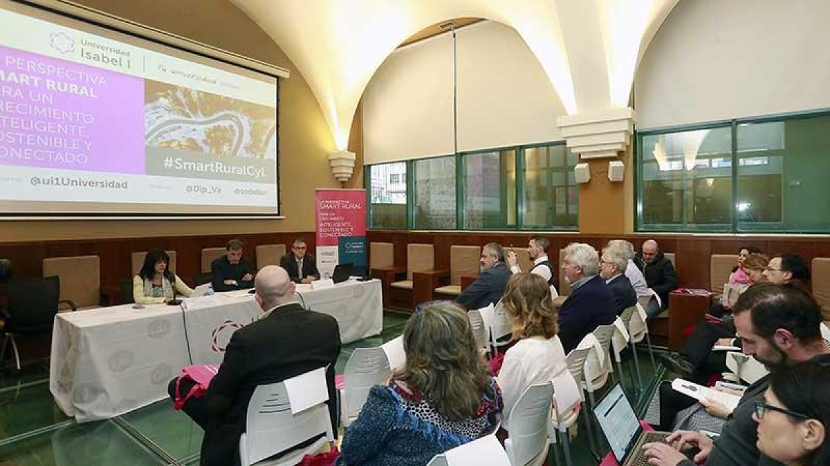 Jornada sobre ‘La perspectiva Smart Rural’ organizada por la Universidad Isabel I, ayer, en el monasterio de San Agustín.-RAÚL G. OCHOA