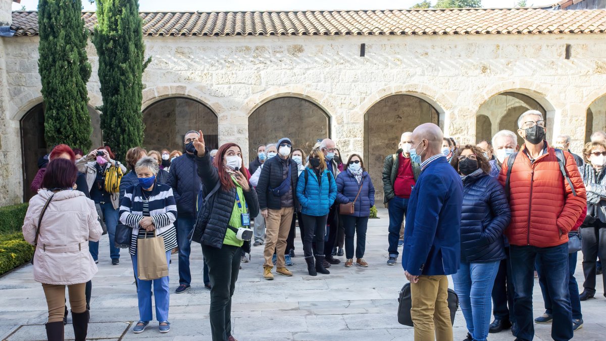 Un grupo de medio centenar de personas visitaba ayer la Cartuja de Miraflores con Pilar Sanz de guía turística. SANTI OTERO