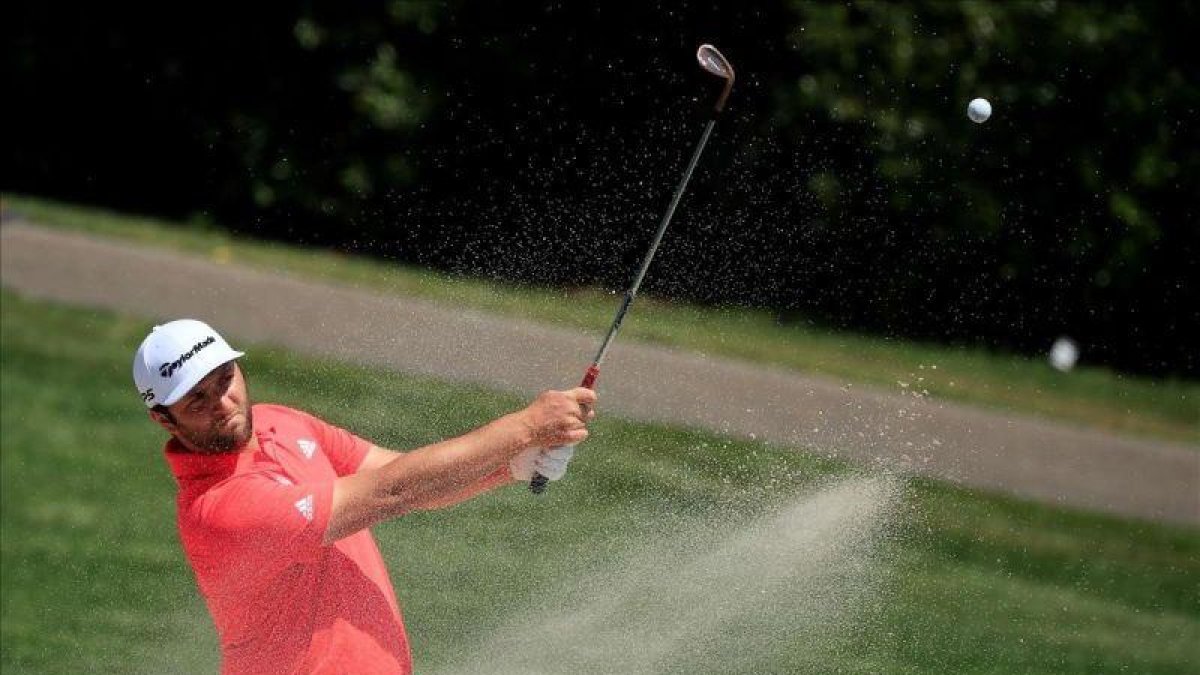 Jon Rahm juega desde el bunker la pasada semana en el torneo de Valspar, en Florida-CLIFF HAWKINS (AFP)