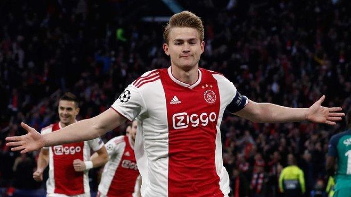 De Ligt, durante un partido de Champions con el Ajax.-AFP / ADRIAN DENNIS