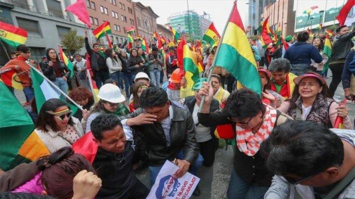 Ciudadanos en Bolivia celebran la renuncia de Evo Morales.-EFE