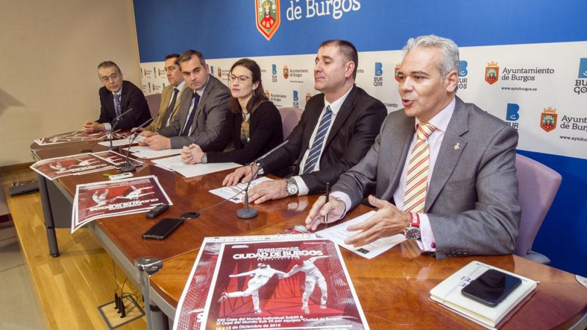 Representantes de las instituciones y del comité organizador presentaron ayer el torneo en el Ayuntamiento.-ISRAEL L. MURILLO