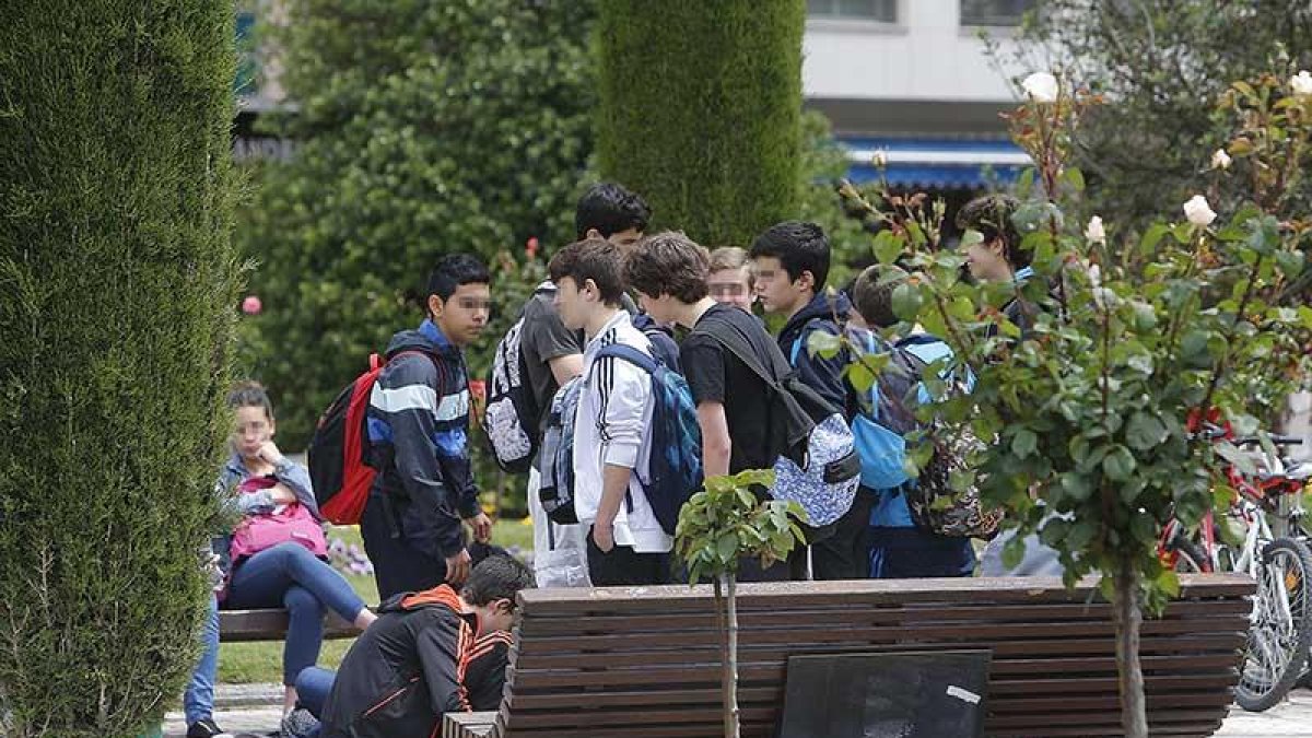 Un grupo de alumnos de secundaria charlan antes de entrar en el instituto.-RAÚL G. OCHOA