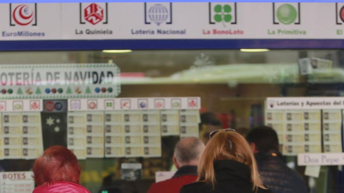 Burgaleses comprando lotería en una administración.-RAÚL G. OCHOA