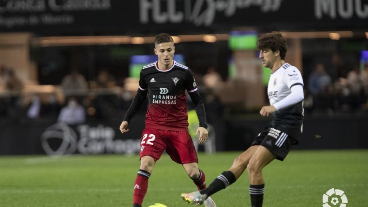 Imagen del partido entre el Mirandés y el Cartagena. LALIGA