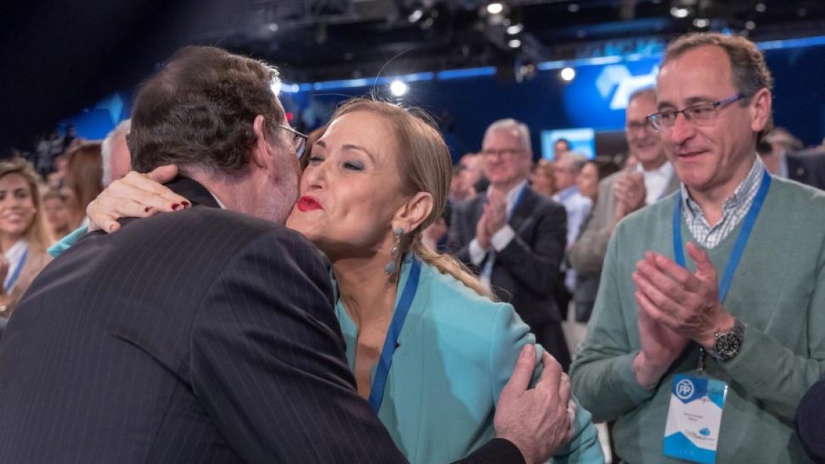 El presidente del Gobierno, Mariano Rajoy, saluda a la presidenta de la Comunidad de Madrid, Cristina Cifuentes, en presencia del dirigente popular Alfonso Alonso, la semana pasada en Sevilla.-/ JULIO MUÑOZ (EFE)