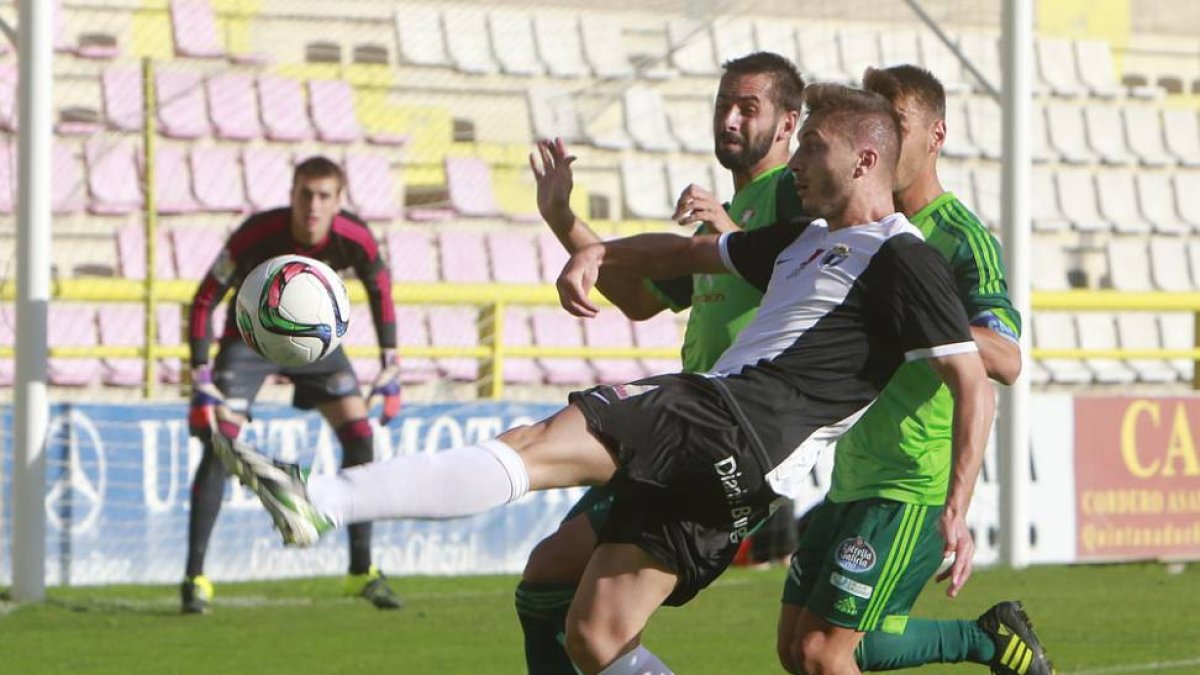 Fito Miranda golpea un balón en presencia de dos jugadores del Celta B en el choque de ayer en El Plantío-Raúl G. Ochoa