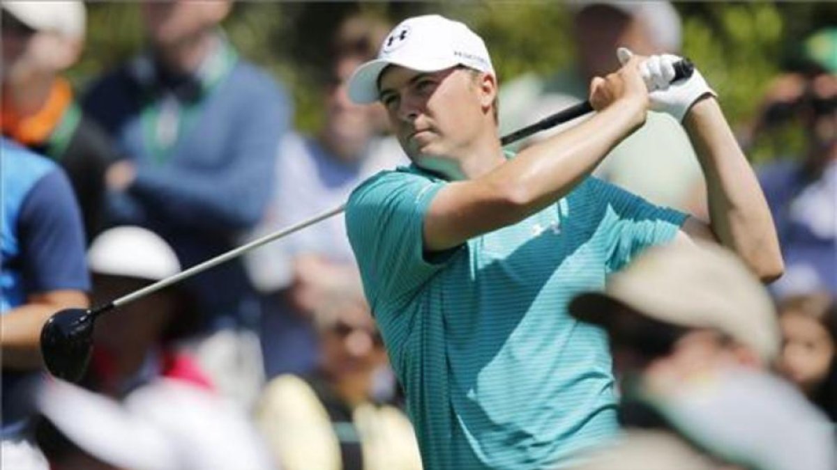 Spieth ejecuta un golpe durante su primer recorrido en Augusta.-ERIK S. LESSER / EFE