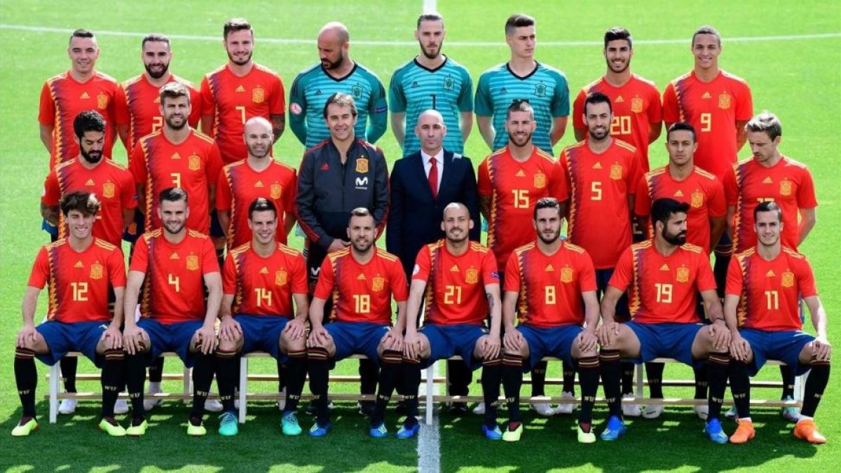 LOS 23 DE LOPETEGUI. Arriba:Aspas, Carvajal, Saul, Reina, De Gea, Arrizabalaga, Asensio, Rodrigo. Centro: Isco, Piqué, Iniesta, Lopetegui (seleccionador), Rubiales (presidente de la FEF), Ramos, Busquets, Thiago, Monreal. En medio: Odriozola, Nacho, Az-JAVIER SORIANO