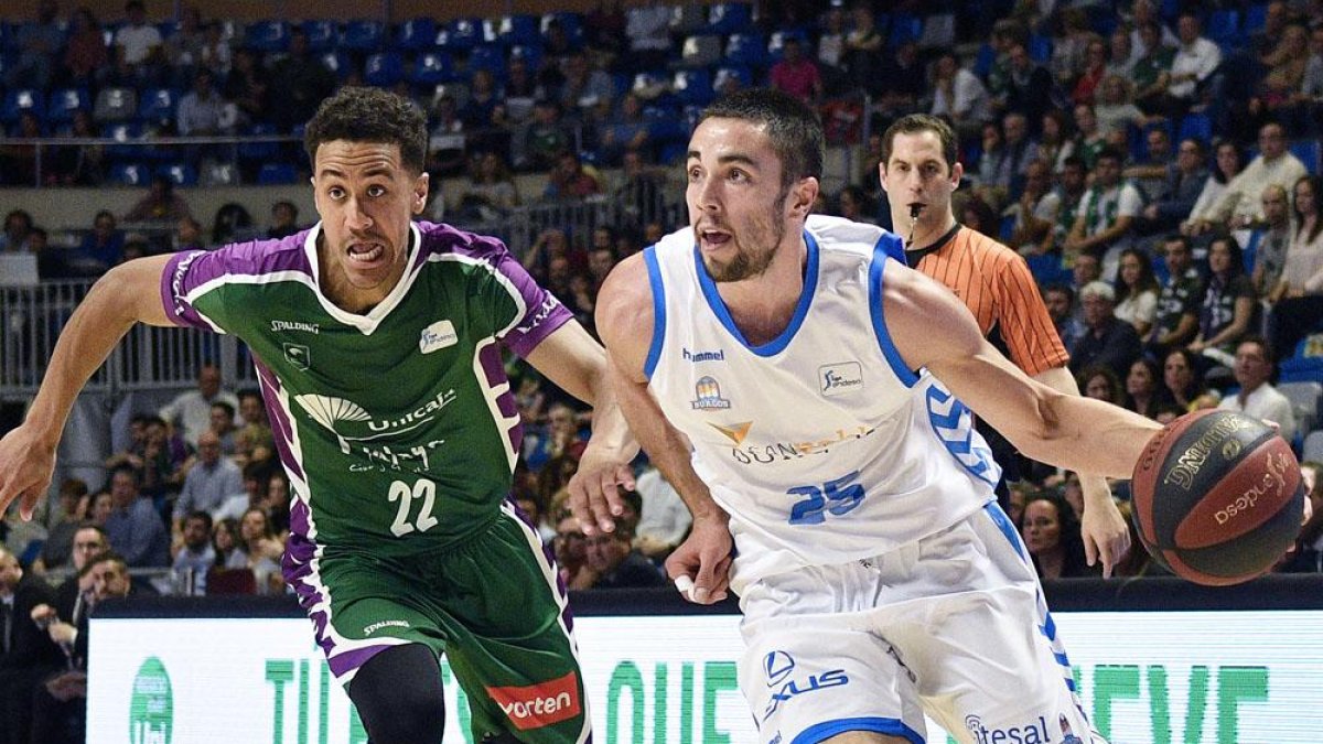 López supera a Roberts en un lance del partido de ayer.-ACB PHOTO / G. POZO
