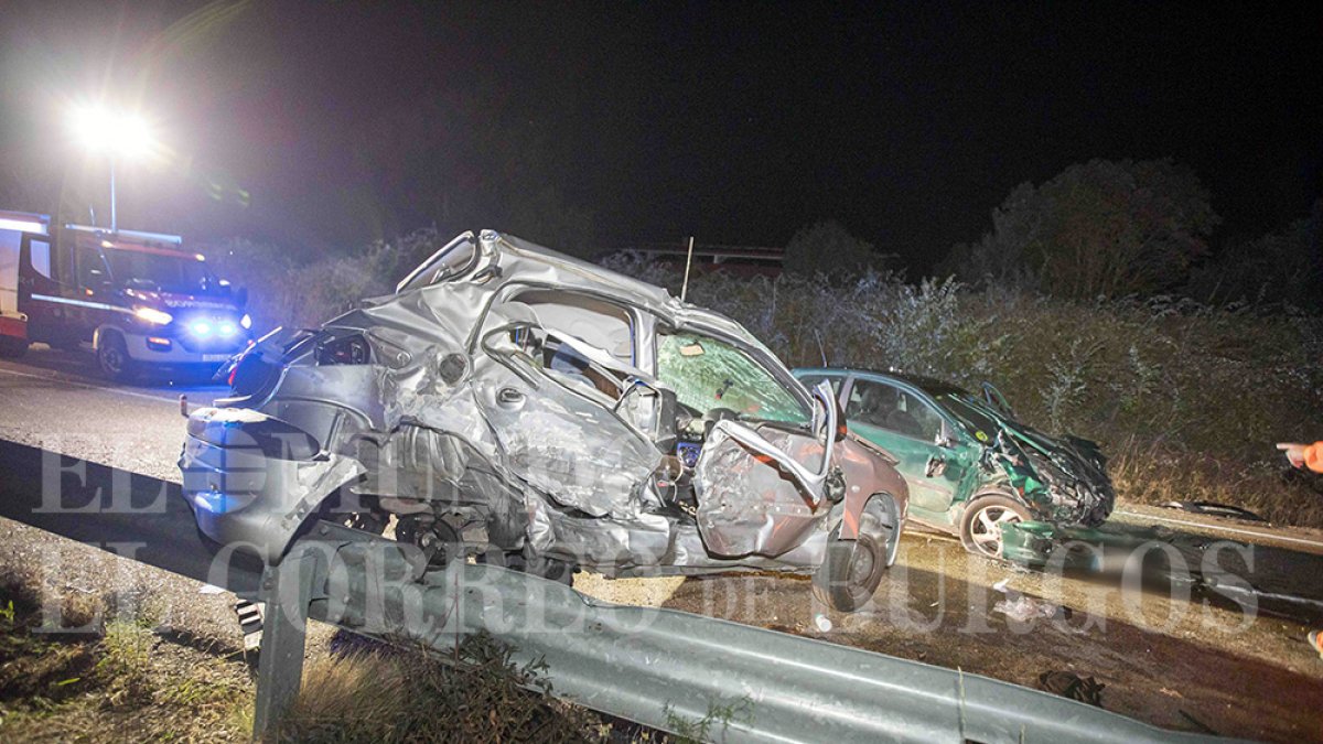Los dos vehículos, ambos de la marca Peugeot, quedaron completamente destrozados tras el impacto, que se produjo a la altura de la residencia de San Miguel del Monte. DPC FOTÓGRAFO