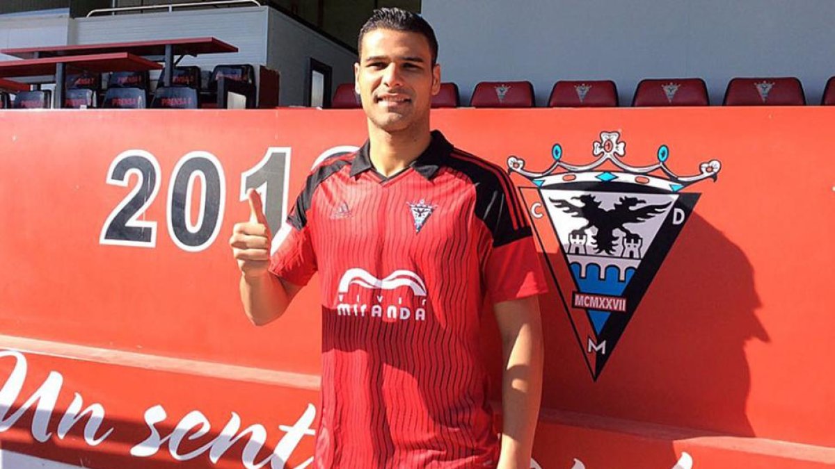 Aridane fue presentado ayer en Anduva como nuevo jugador del CD Mirandés-CDMIRANDES.COM