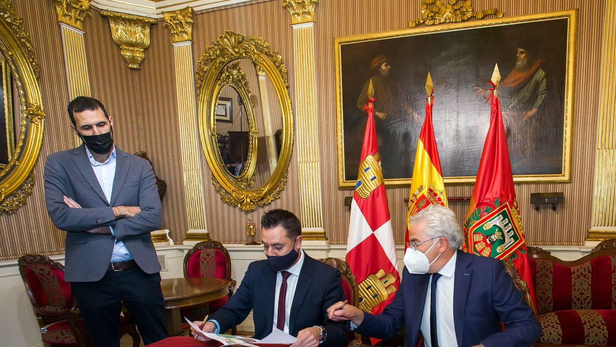 El alcalde y el jefe de la demarcación de Carreteras firman la cesión de la N-120. TOMÁS ALONSO