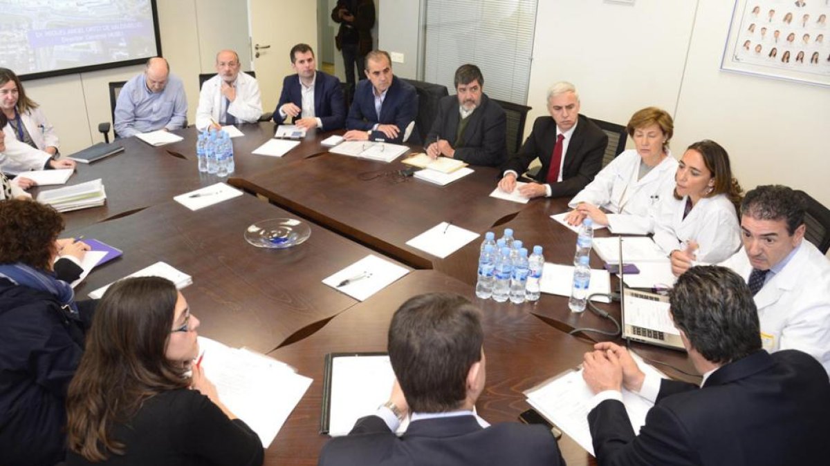 Imagen de la reunión de ayer entre los miembros de la comisión con responsables del hospital.-RAÚL G. OCHOA