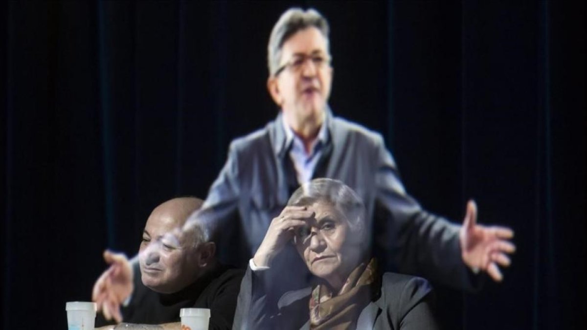 El candidato de Francia Insumisa, Jean-Luc Mélenchon, ofrece un mitin en París a través de la proyección de su holograma.-IAN LANGSDON