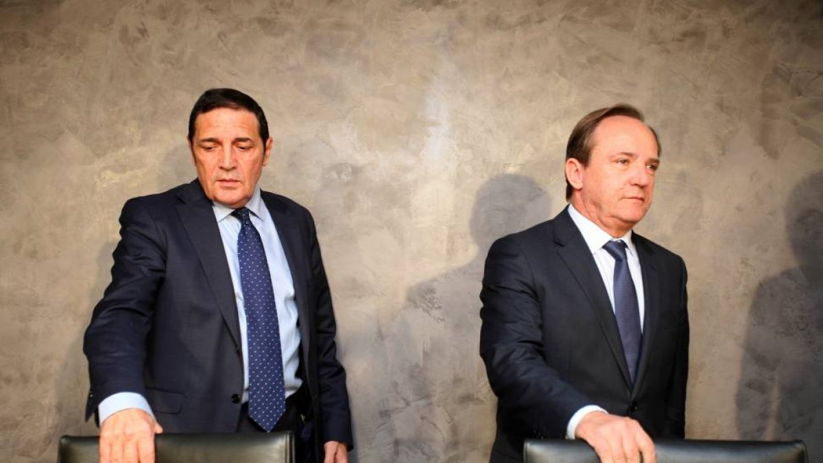 El consejero de Sanidad, Antonio María Sáez Aguado y el director general de Salud Pública del Ministerio, Javier Castrodeza-Ical