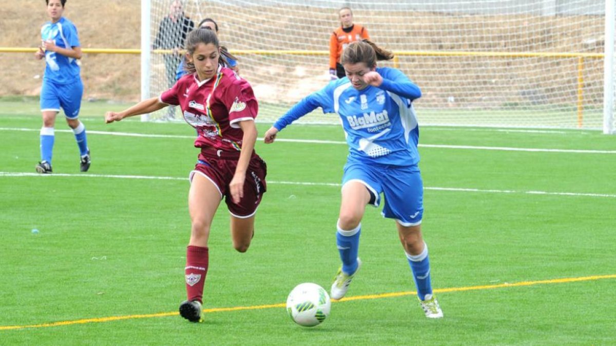 Loreto conduce el balón perseguida por una jugadora del Logroño.-ISRAEL L. MURILLO