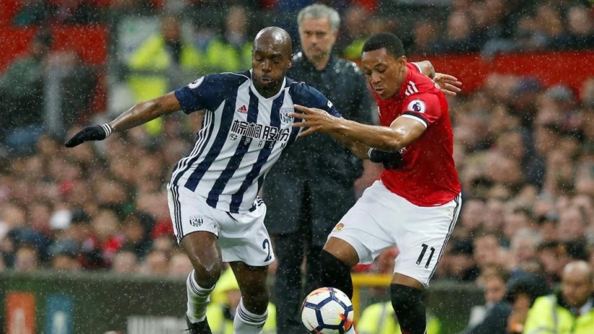 Mourinho observa una jugada del partido entre el Manchester United y el West Brom.-REUTERS