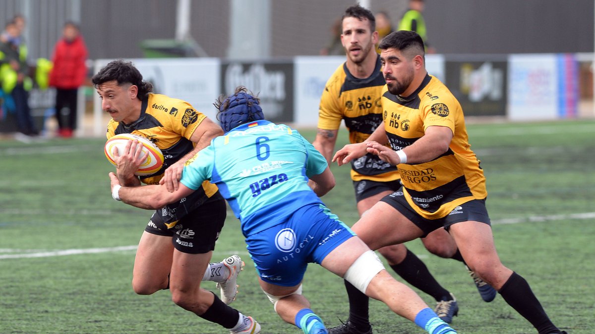 Estanislao Bay supera a un jugador de El Salvador en San Amaro. TOMÁS ALONSO