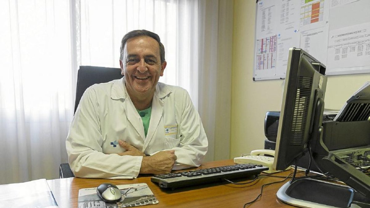 Imagen de archivo de José Ramón Cortiñas en su despacho del Hospital Clínico Universitario de Valladolid.-PHOTOGENIC