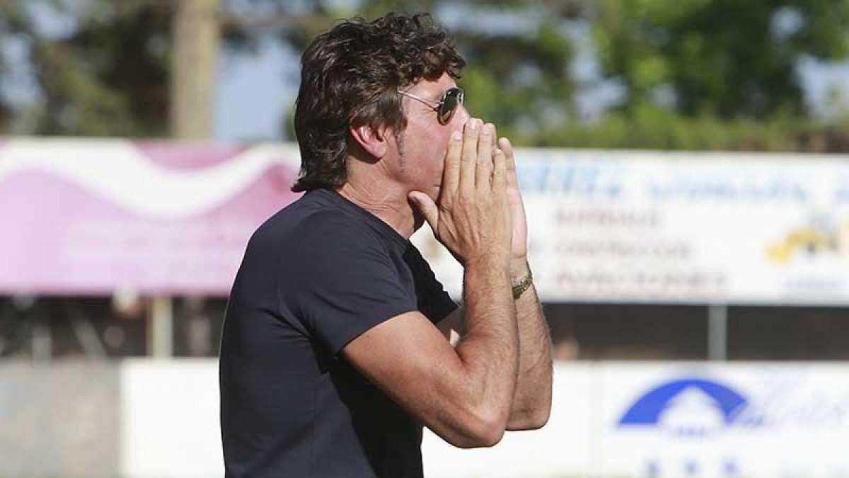 Patxi Salinas da instrucciones a sus jugadores durante un amistoso disputado en Arlanza-Raúl G. Ochoa