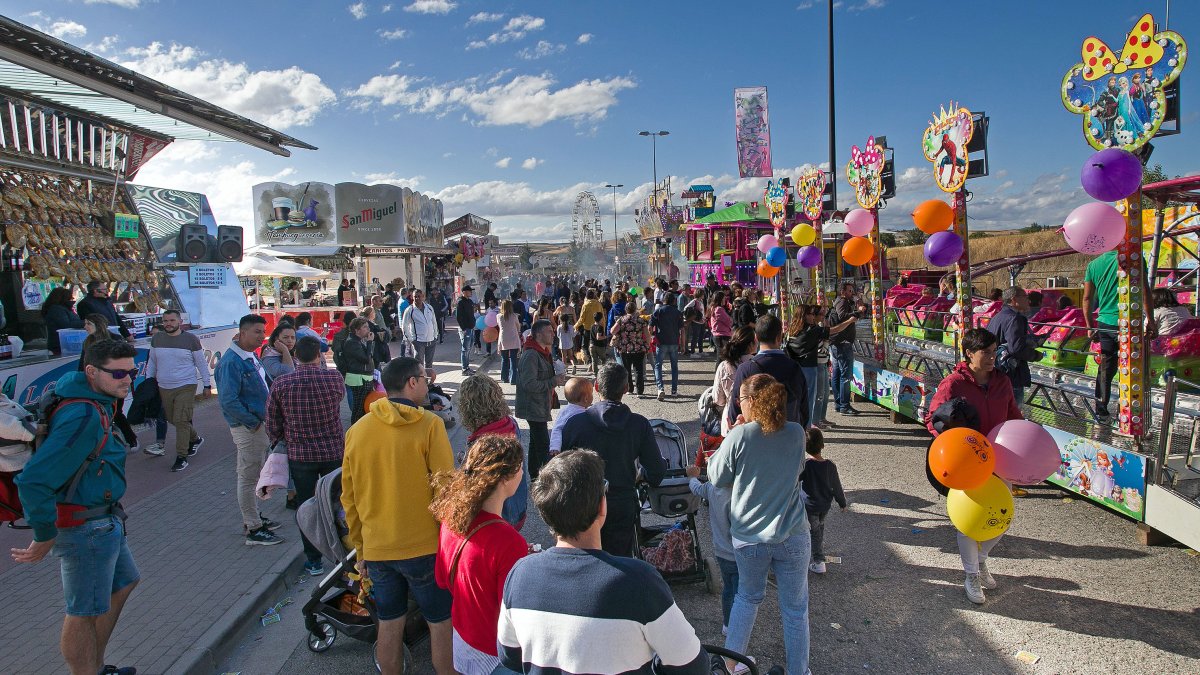 Varias personas pasan la tarde en las barracas. TOMÁS ALONSO