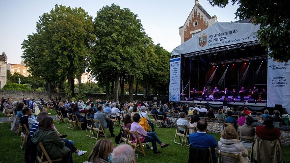 Se completó el aforo en el Palacio de la Isla para presenciar el concierto de Nuevo Mester de Juglaría. SANTI OTERO