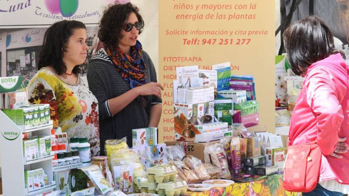 Huevos, café o chocolate son sólo algunos de los productos que se podían adquirir en la feria.-ISRAEL L. MURILLO
