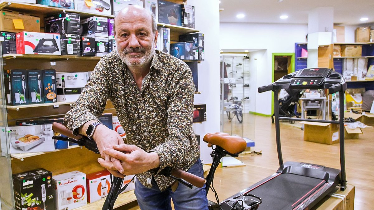 Hernando en la tienda The Good Packet donde la variedad de productos es infinita. Cuenta con un almacén de 8.000 productos y perfiles de venta en todas las plataformas. TOMÁS ALONSO
