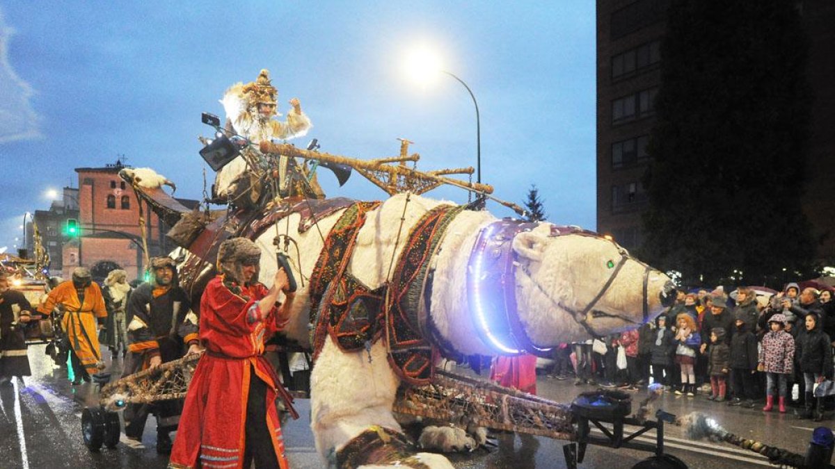 El pasado año un enorme oso polar abrió la Cabalgata.-ISRAEL L. MURILLO
