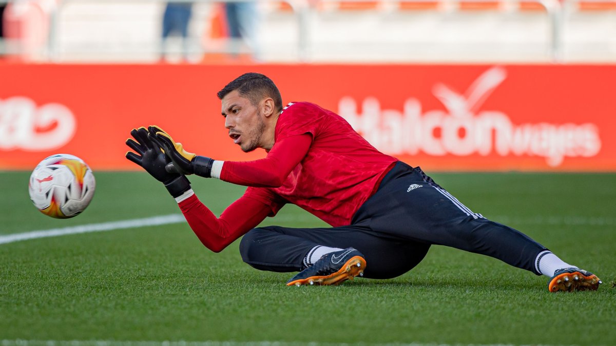 Lizoain detiene el balón durante un calentamiento. TWITER / @CDMIRANDES
