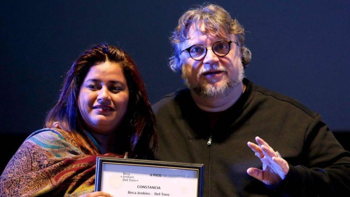 Guillermo del Toro entrega becas a jóvenes mexicanos.-AFP