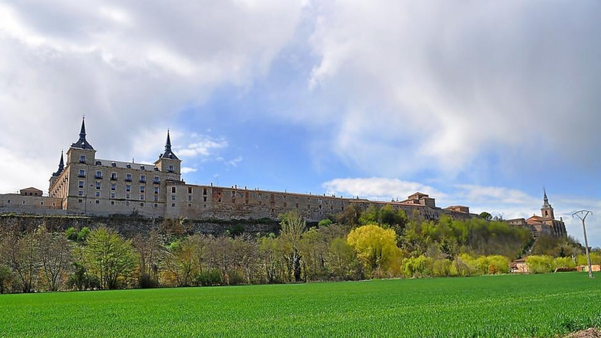 Panorámica de la villa de Lerma desde el valle del Arlanza, con el Palacio Ducal y sus características torres, el pasadizo del Duque y la colegiata de San Pedro.-I.M.