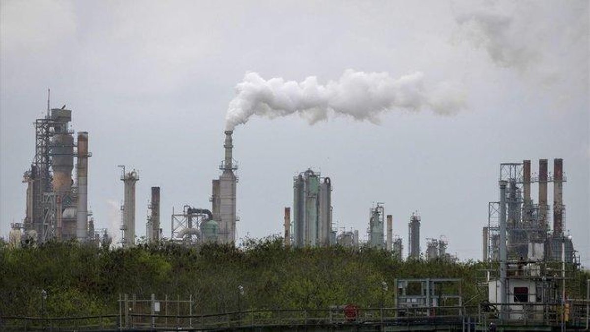Imagen de archivo de una refinería de petróleo en Corpus Christi, en Texas.-AFP / LOREN ELLIOTT