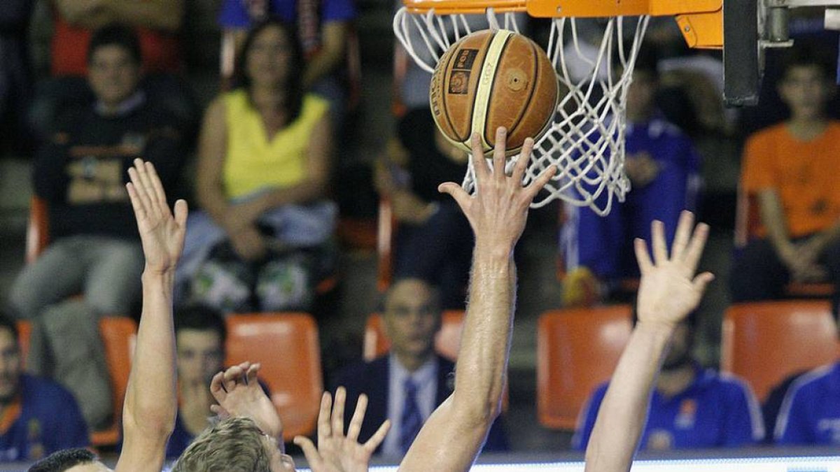 Taylor Coppenrath anota rodeado de jugadores delPeñas de Huesca, el pasado viernes.-SANTI OTERO