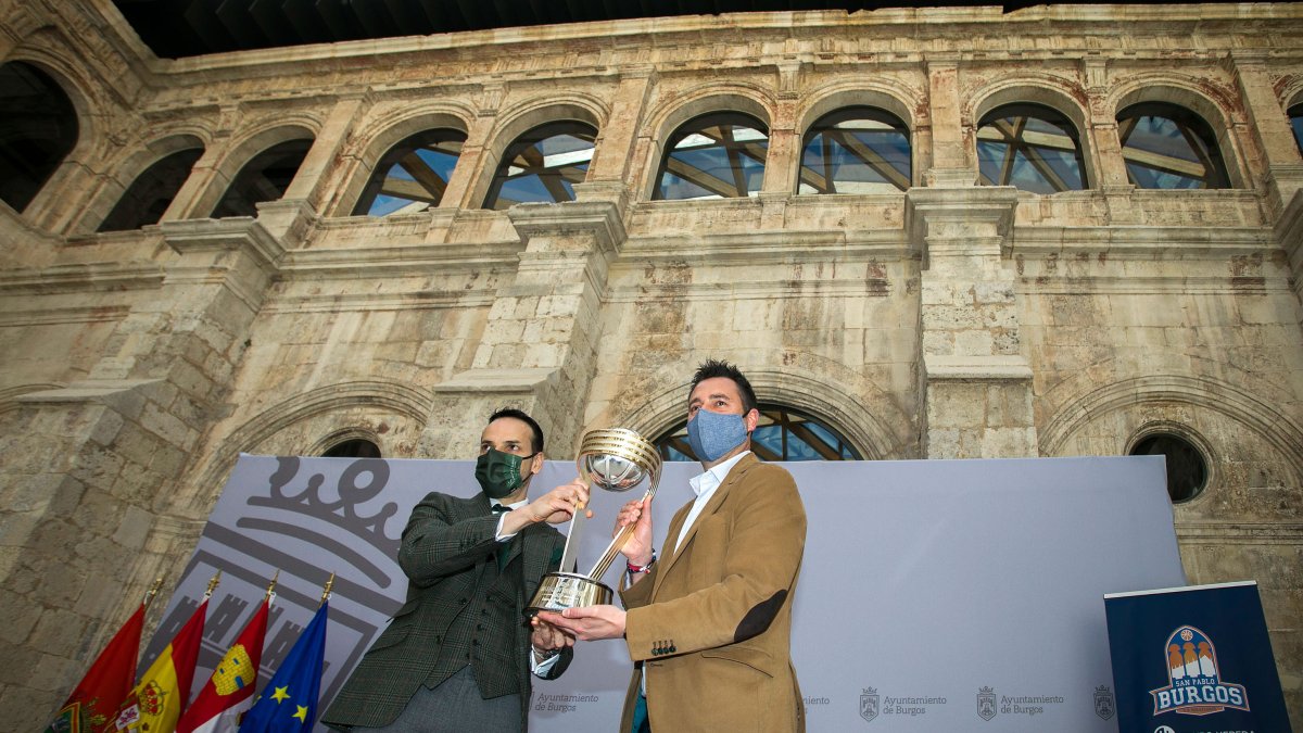 El presidente del Hereda San Pablo, Félix Sancho, y el alcalde, Daniel de la Rosa, sujetan la Copa Intercontinental. TOMÁS ALONSO
