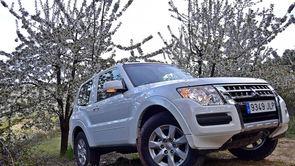 Poderío del Mitsubishi Montero en las inmediaciones del valle de las Caderechas.-HÉCTOR FUSTEL