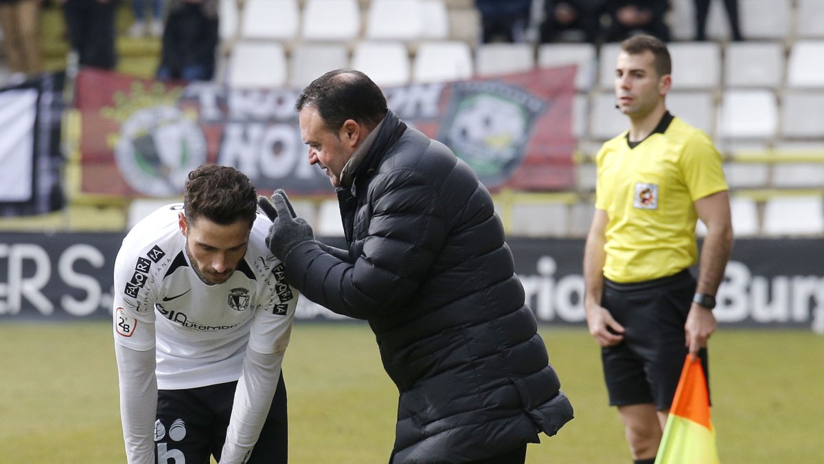 Salmerón da instrucciones a Miki Muñoz durante un partido. SANTI OTERO