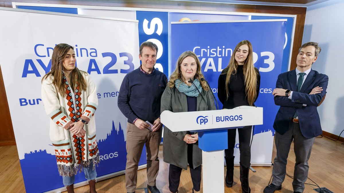 Ayala presenta su campaña acompañada por miembros del partido. SANTI OTERO