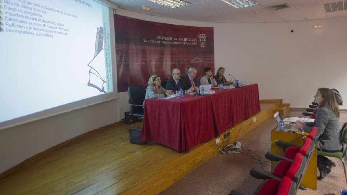 La alumna Teresa Alonso, doctora desde este lunes, presenta la tesis ante su tribunal.-ISRAEL L. MURILLO