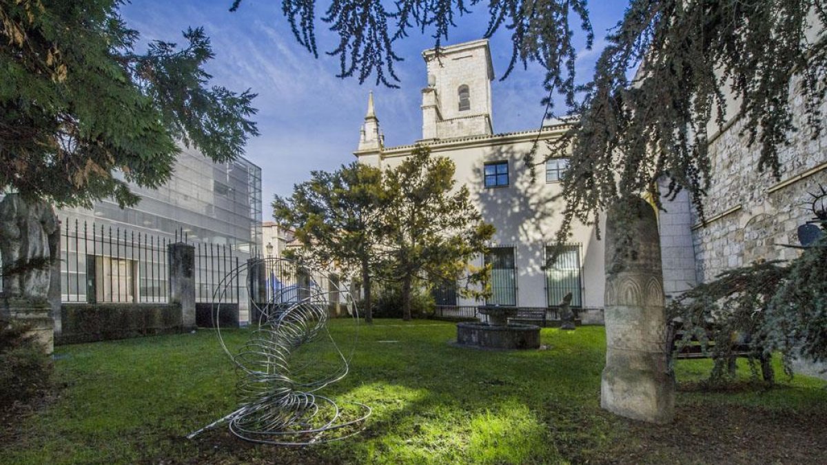 La propuesta de remodelación proyecta abrir al uso este jardín que podrá convertirse en uno de los accesos principales al Monasterio de San Juan.-ISRAEL L. MURILLO