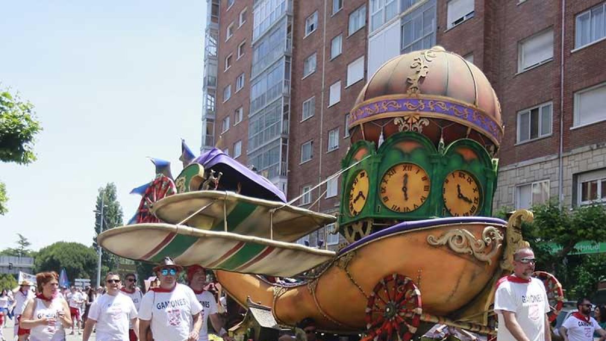 La peña Los Gamones durante la cabalgata de las fiestas de San Pedro en 2019.