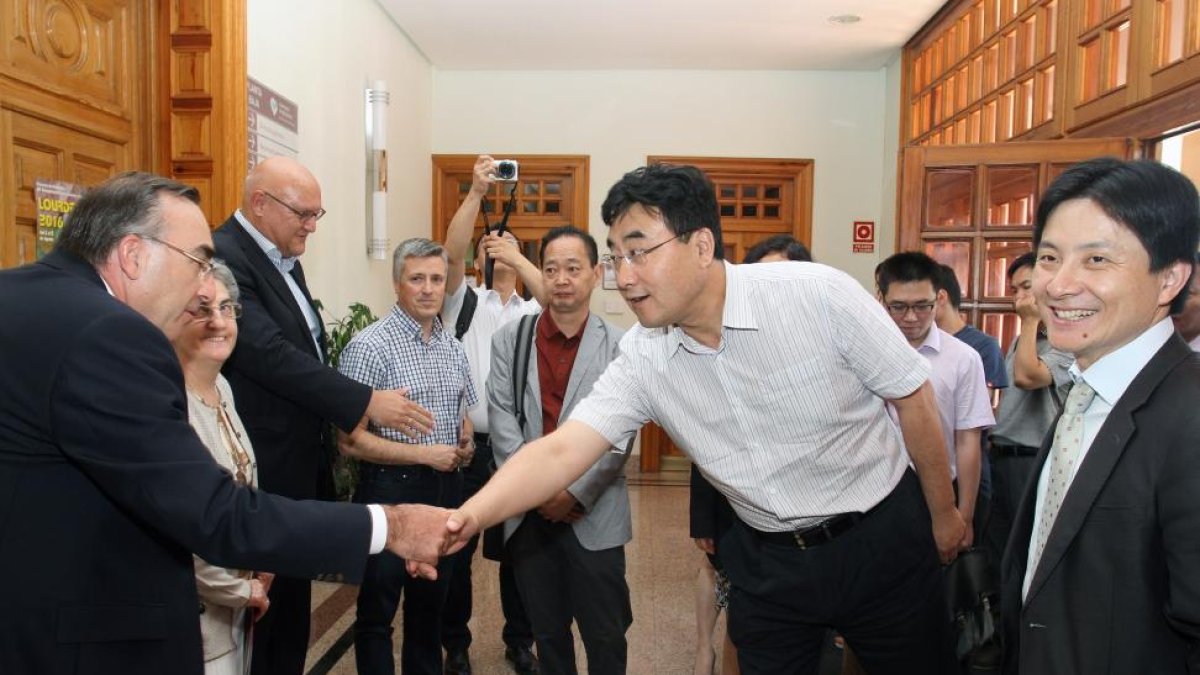 Una delegación de técnicos de China visita el Centro Sociosanitario Hermanas Hospitalarias en Palencia, para conocer la gestión de la asistencia.-ICAL