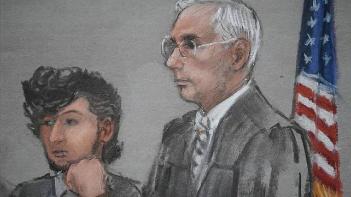 Dibujo de Dzhokhar Tsarnaev (izq) junto al juez O'Toole, durante la vista judicial, este lunes en Boston.-Foto: REUTERS / JANE FLAVELL COLLINS