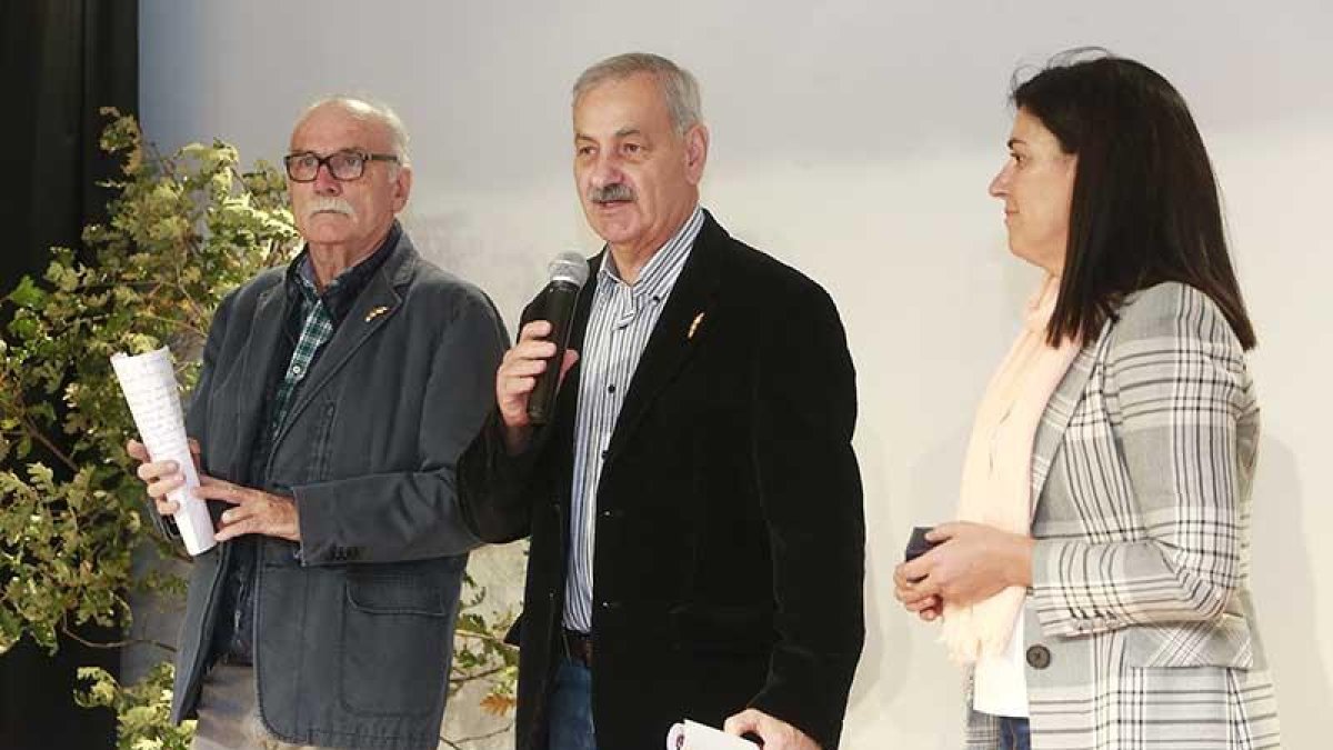 Carbonell y Bermúdez de Castro recogieron ayer la Alubia en Ibeas.-R. OCHOA