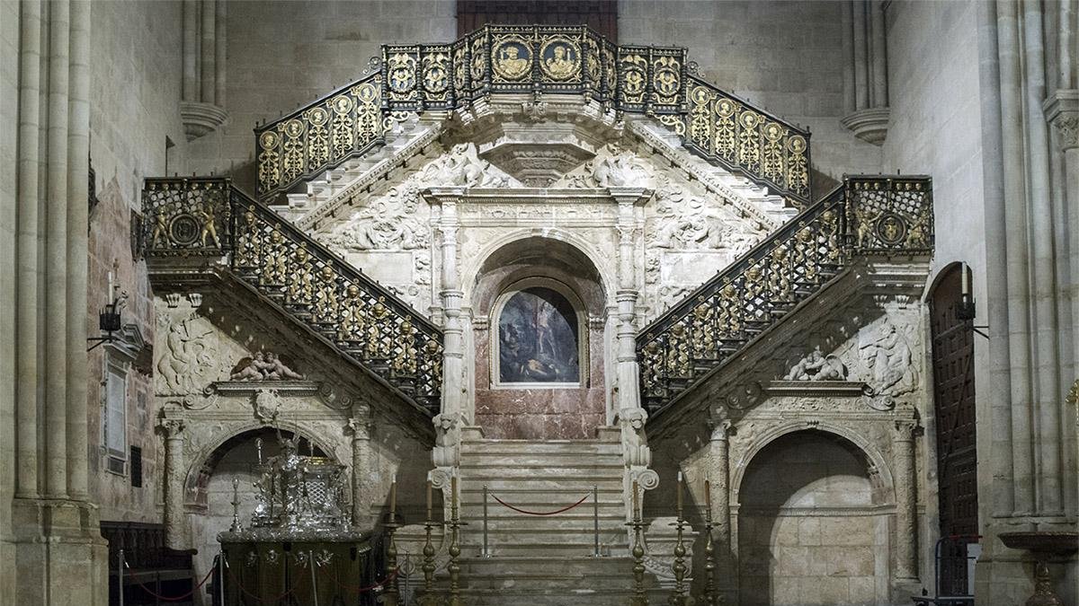 La Escalera Dorada, comenzada en 1519 y finalizada en 1523, es una pieza destacada en todos los manuales de Arte sobre el Renacimiento en España. ISRAEL L. MURILLO