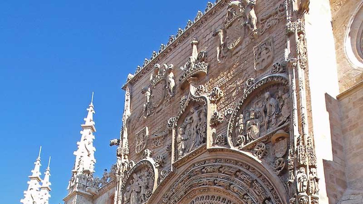 La Iglesia de Santa María despierta pasiones entre arandinos y foráneos.-L. V.